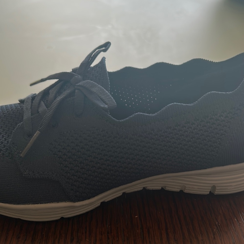 Skechers memory foam tennis shoes
